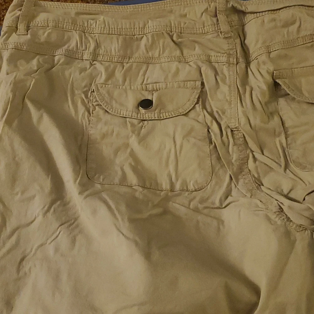 Tan capris - Picture 8 of 9